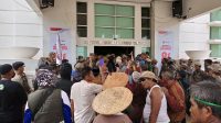 Massa Aliansi Tani Luwu Timur di depan Kantor Bupati Luwu Timur saat aksi Hari Tani Nasional