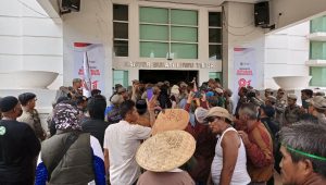 Massa Aliansi Tani Luwu Timur di depan Kantor Bupati Luwu Timur saat aksi Hari Tani Nasional