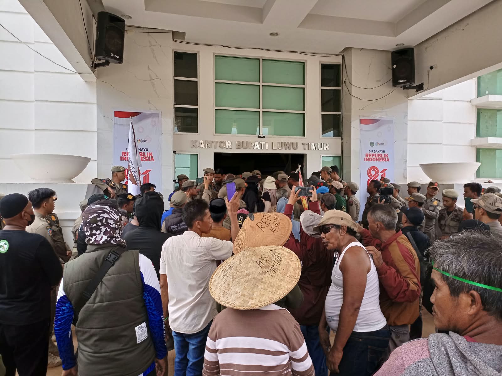Aksi Hari Tani Aliansi Tani Luwu Timur di Kantor Bupati Massa Aliansi Tani Luwu Timur di depan Kantor Bupati Luwu Timur saat aksi Hari Tani Nasional