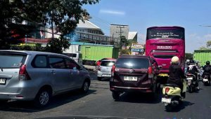 Antrean kendaraan di SPBU Jalan Perintis Kemerdekaan Makassar