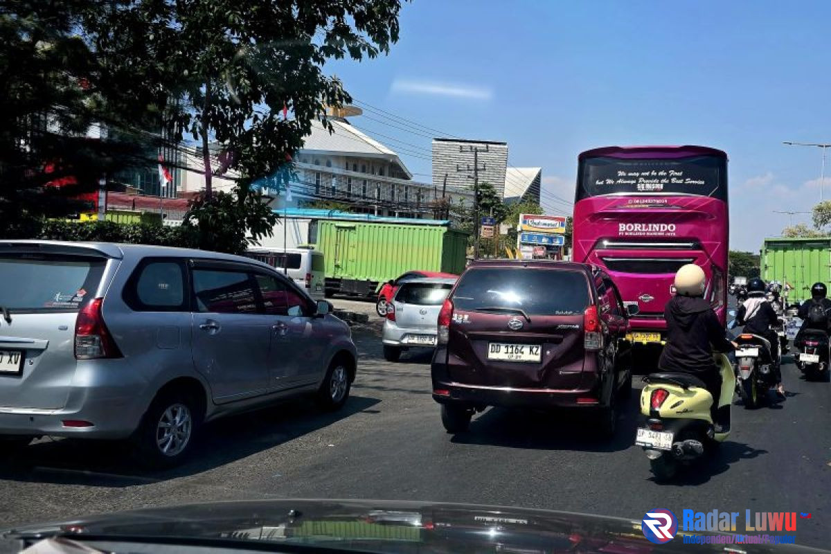 Antrean kendaraan di SPBU Jalan Perintis Kemerdekaan Makassar