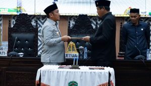 Bupati Luwu Timur Irwan Bachri Syam menyerahkan Ranperda APBD 2027 ke DPRD Luwu Timur
