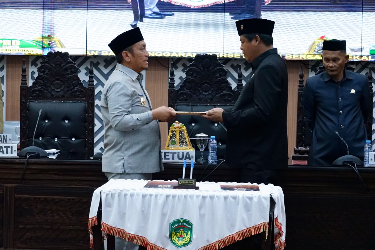 apbd-2027-luwu-timur Bupati Luwu Timur Irwan Bachri Syam menyerahkan Ranperda APBD 2027 ke DPRD Luwu Timur