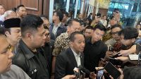 Menteri ESDM Bahlil Lahadalia dikerumuni wartawan setelah rapat kerja Komisi XII DPR RI di Senayan