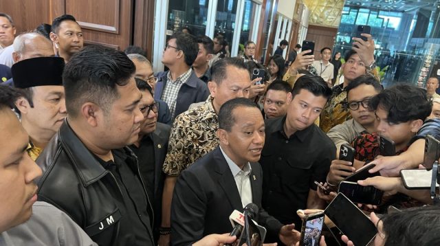 Menteri ESDM Bahlil Lahadalia dikerumuni wartawan setelah rapat kerja Komisi XII DPR RI di Senayan