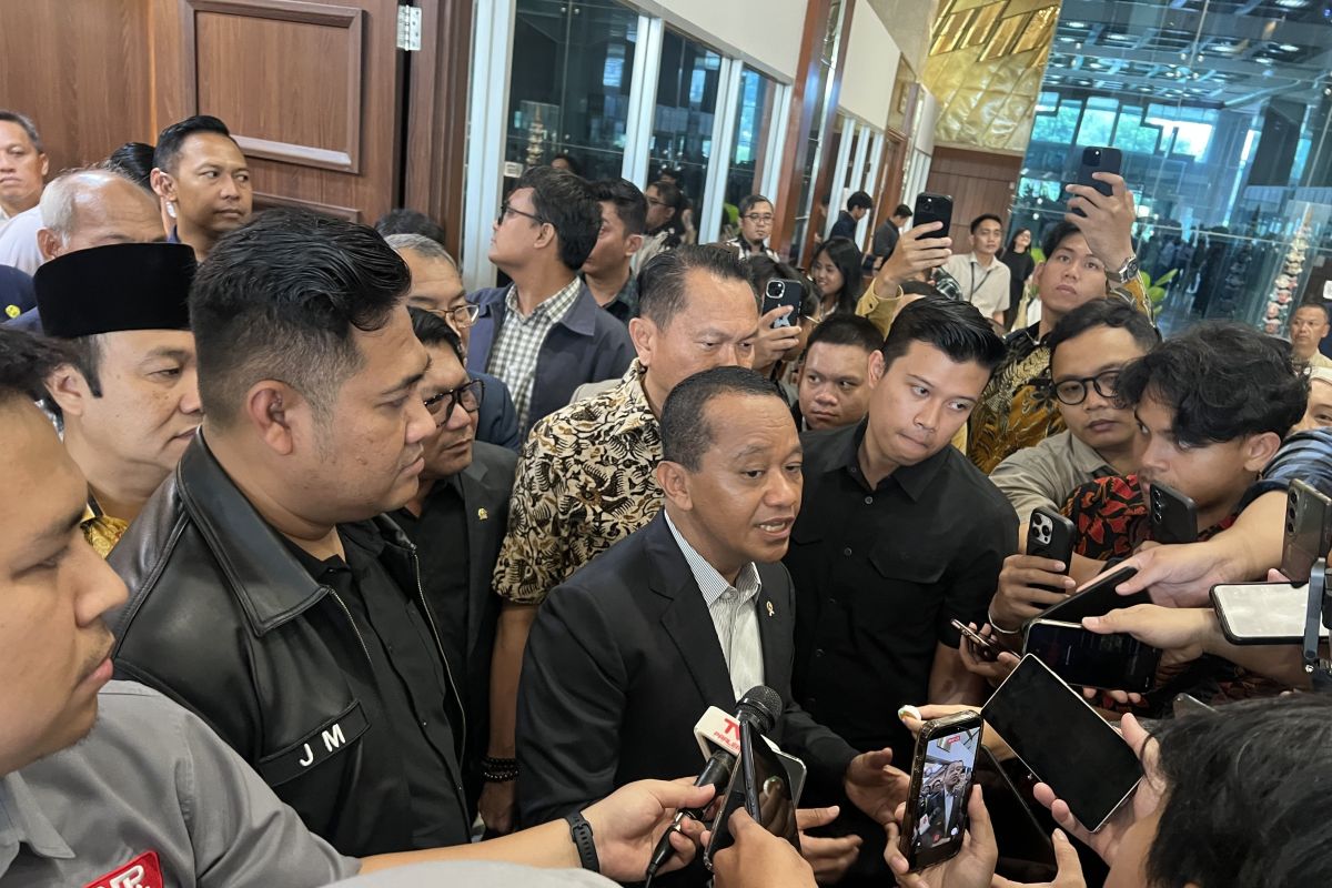 Menteri ESDM Bahlil Lahadalia dikerumuni wartawan setelah rapat kerja Komisi XII DPR RI di Senayan