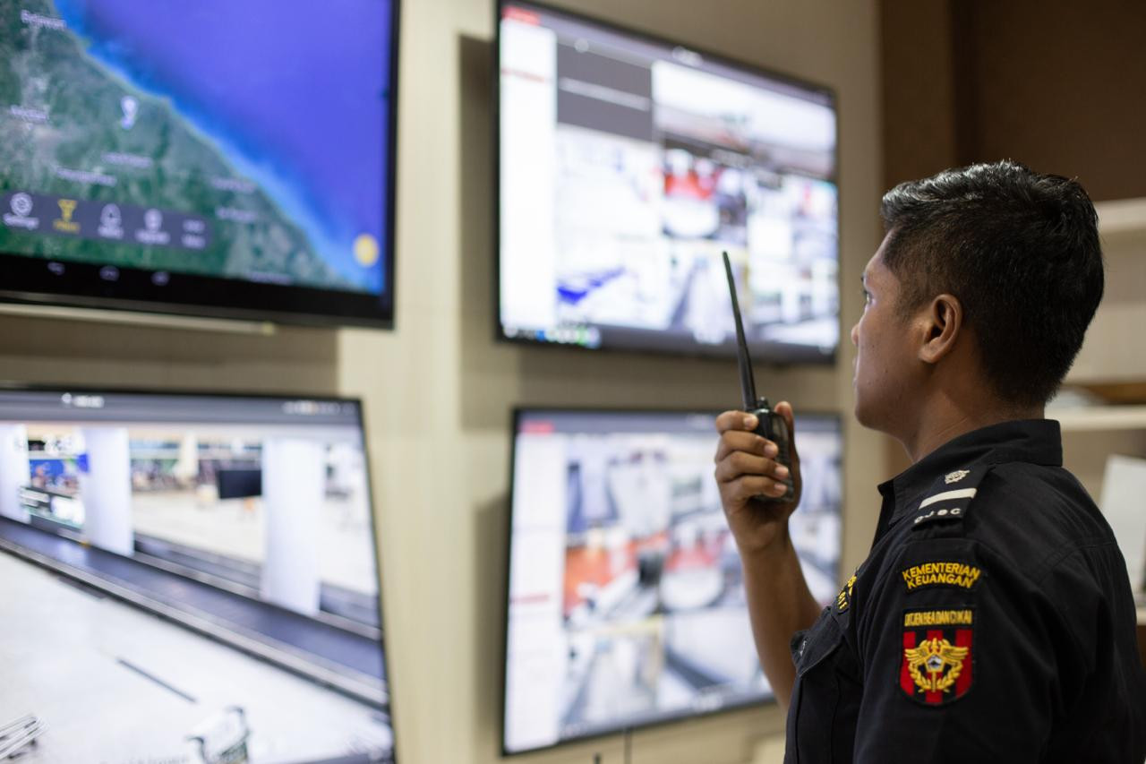 Petugas Bea Cukai memantau layar pemantauan barang kiriman