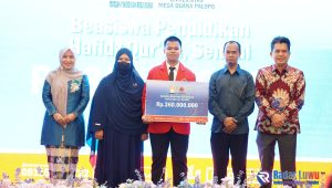 Penyerahan Beasiswa Tahfidz Qur'an UMB Palopo kepada Naufal Abdillah Amir