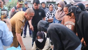 Bupati Luwu Timur Irwan Bachri Syam memediasi warga yang memblokir jalan di Wasuponda