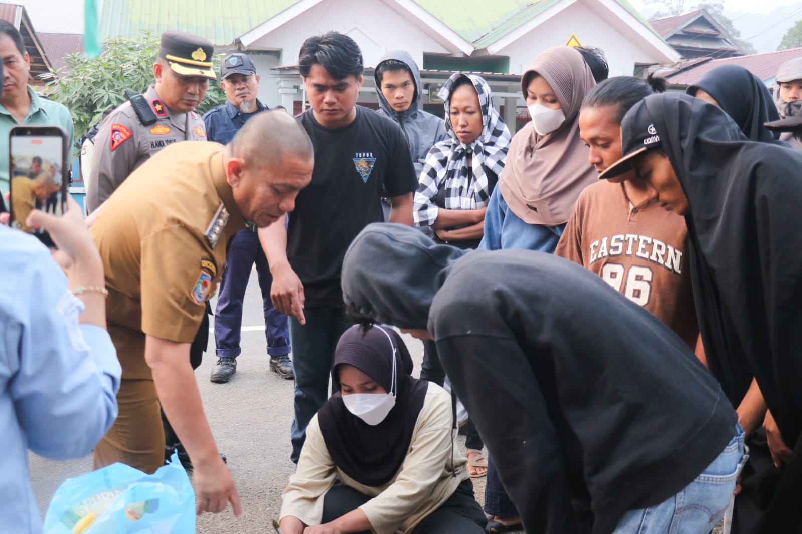 Bupati Luwu Timur Irwan Bachri Syam memediasi warga yang memblokir jalan di Wasuponda