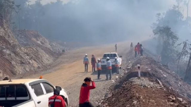 Tim ERT PT CLM dan Manggala Agni Luwu Timur di lokasi karhutla