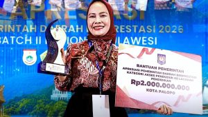 Wali Kota Palopo Naili Trisal menerima penghargaan Terbaik I akses layanan pendidikan se-Sulawesi