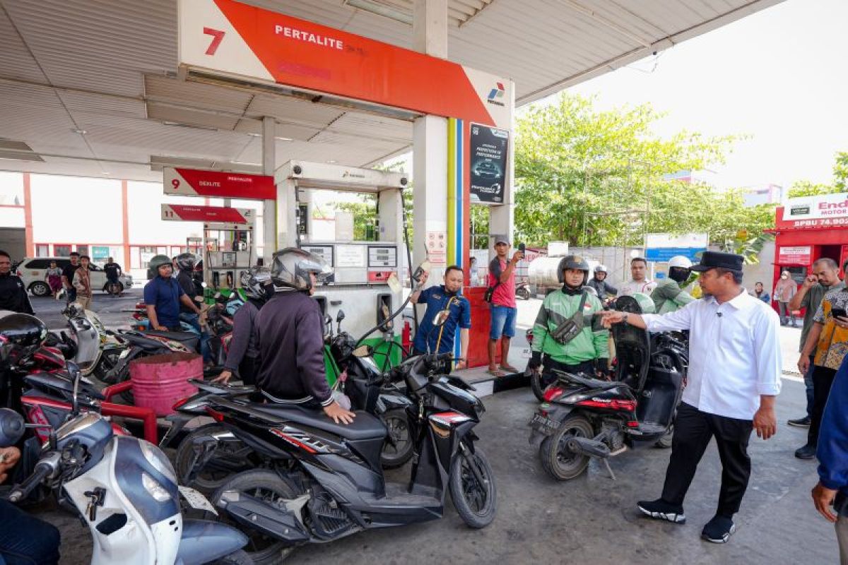 Gubernur Sulsel Andi Sudirman Sulaiman meninjau SPBU di Makassar Gubernur Sulsel Andi Sudirman Sulaiman meninjau SPBU di Makassar
