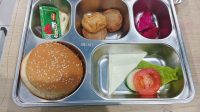 Ilustrasi menu Makan Bergizi Gratis (MBG) untuk siswa sekolah