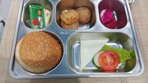 Ilustrasi menu Makan Bergizi Gratis (MBG) untuk siswa sekolah