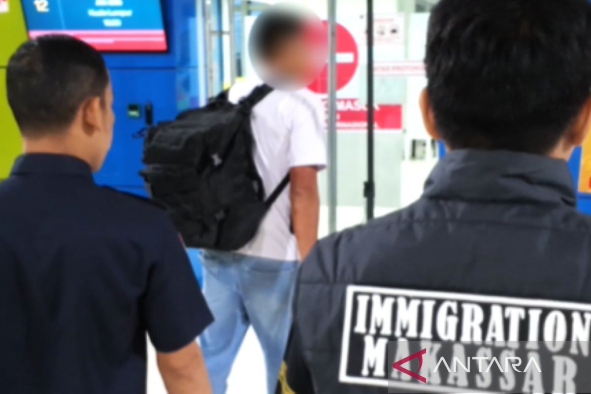 imigrasi-makassar-wna-penyu WNA terduga pembunuh penyu belimbing diamankan petugas Imigrasi di Bandara Sultan Hasanuddin