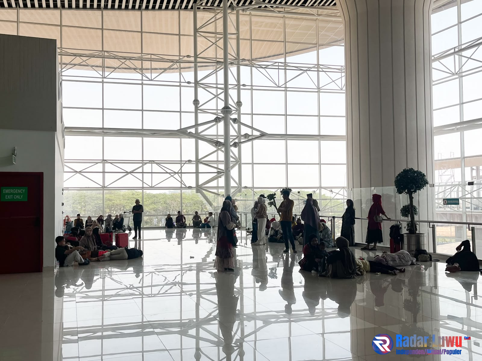 jemaah-umrah-lutim-bandara-hasanuddin Jemaah umrah Luwu Timur tertahan di Bandara Sultan Hasanuddin