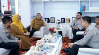 kapolres-lutim-silaturahmi-bupati-irwan Bupati Luwu Timur Irwan Bachri Syam dan Wakil Bupati Puspawati Husler berbincang dengan Kapolres Luwu Timur AKBP Irwan Kurniadi di ruang kerja bupati