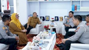 Bupati Luwu Timur Irwan Bachri Syam dan Wakil Bupati Puspawati Husler berbincang dengan Kapolres Luwu Timur AKBP Irwan Kurniadi di ruang kerja bupati