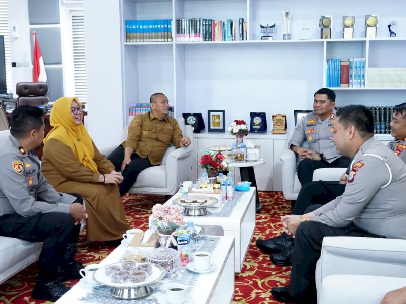 Bupati Luwu Timur Irwan Bachri Syam dan Wakil Bupati Puspawati Husler berbincang dengan Kapolres Luwu Timur AKBP Irwan Kurniadi di ruang kerja bupati