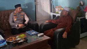 Kapolres Luwu Timur AKBP Irwan Kurniadi berbincang dengan KH. Suardi Ismail di Pondok Pesantren Ittihad Al-Ummah Ussu