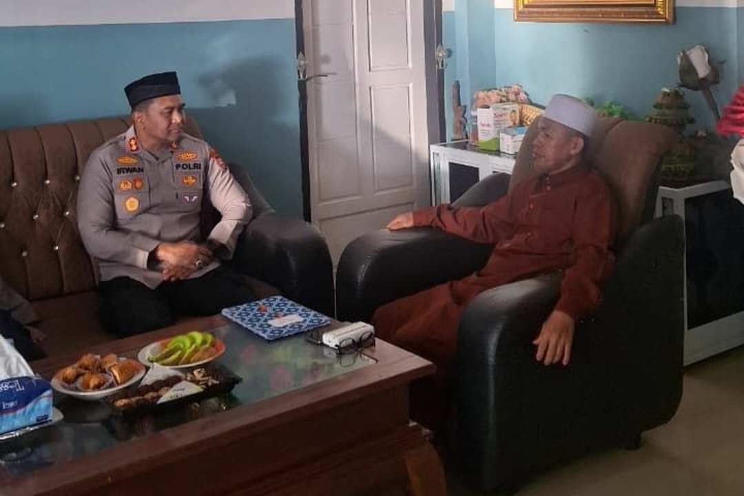 kapolres-lutim-silaturahmi-ponpes-ittihad-al-ummah Kapolres Luwu Timur AKBP Irwan Kurniadi berbincang dengan KH. Suardi Ismail di Pondok Pesantren Ittihad Al-Ummah Ussu