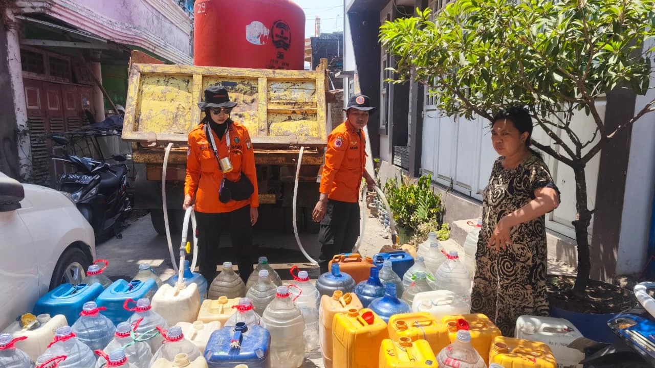 kemarau-panjang-bpbd-makassar-salurkan-5-1-juta-liter-air-be Kemarau Panjang, BPBD Makassar Salurkan 5,1 Juta Liter Air Bersih ke 97.356 Warga