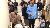 operasi-celah-bibir-gratis-meriahkan-hut-ke-48-kota-palu-rad Kepala Dinas Kesehatan Kota Palu, dr. Rochmat Jasin Moenawar bersama Direktur RSUD Anutapura Palu, dr. Maria Rosa Da Lima Rupa saat menyapa masyarakat saat layanan operasi gratis celah bibir dan celah langit-langit, Jumat, 25 September 2026. Foto: Sidik/RRI