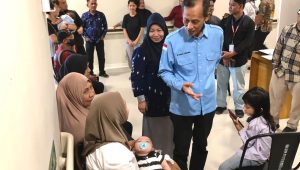 Kepala Dinas Kesehatan Kota Palu, dr. Rochmat Jasin Moenawar bersama Direktur RSUD Anutapura Palu, dr. Maria Rosa Da Lima Rupa saat menyapa masyarakat saat layanan operasi gratis celah bibir dan celah langit-langit, Jumat, 25 September 2026. Foto: Sidik/RRI