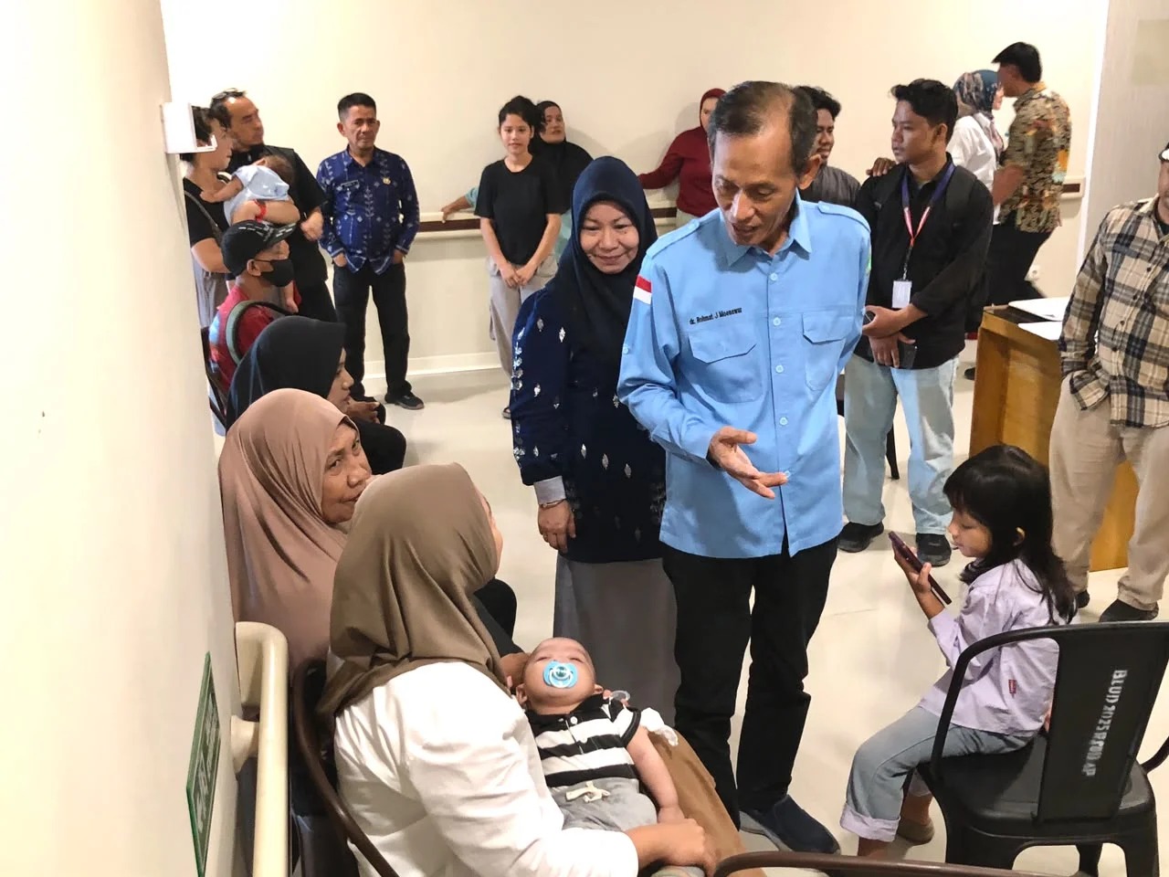 Kepala Dinas Kesehatan Kota Palu, dr. Rochmat Jasin Moenawar bersama Direktur RSUD Anutapura Palu, dr. Maria Rosa Da Lima Rupa saat menyapa masyarakat saat layanan operasi gratis celah bibir dan celah langit-langit, Jumat, 25 September 2026. Foto: Sidik/RRI