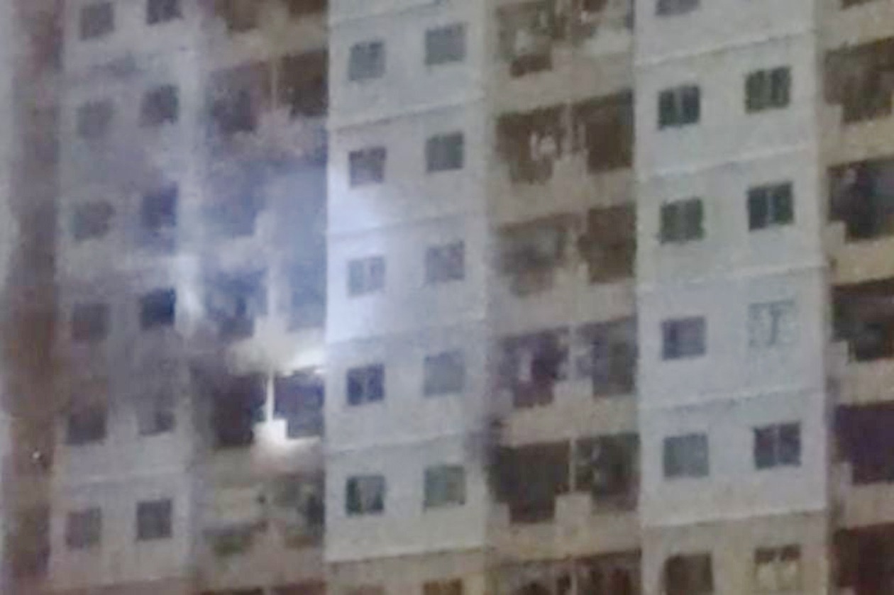 panel-listrik-lantai-8-terbakar-53-penghuni-apartemen-teluk Panel Listrik Lantai 8 Terbakar, 53 Penghuni Apartemen Teluk Intan Dievakuasi