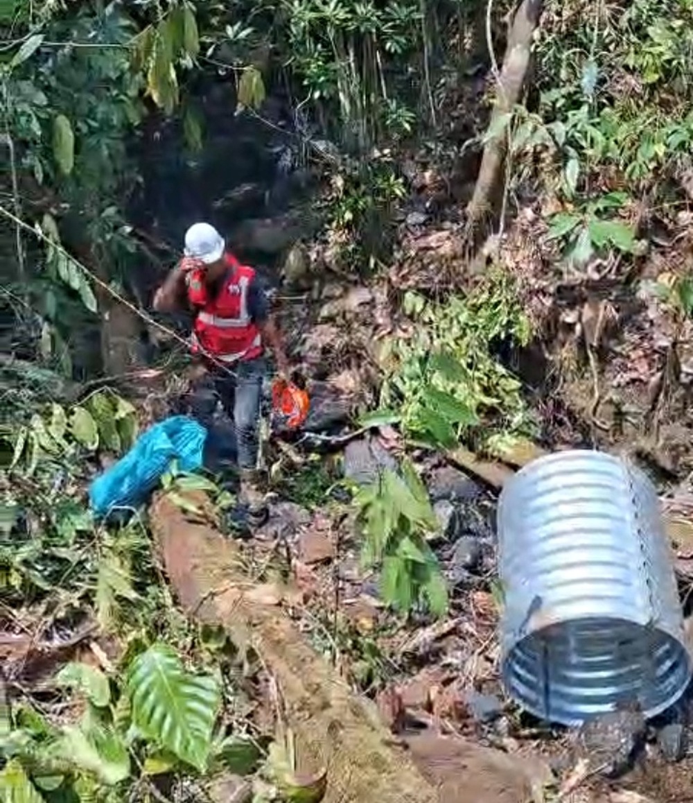 pekerja pembukaan jalan tambang Atue
