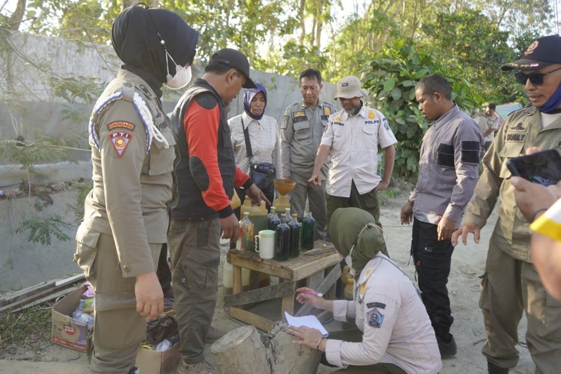 pemkot-kendari-bongkar-lapak-bbm-eceran-di-jalan-malaka Pemkot Kendari membongkar lapak BBM eceran di Jalan Malaka