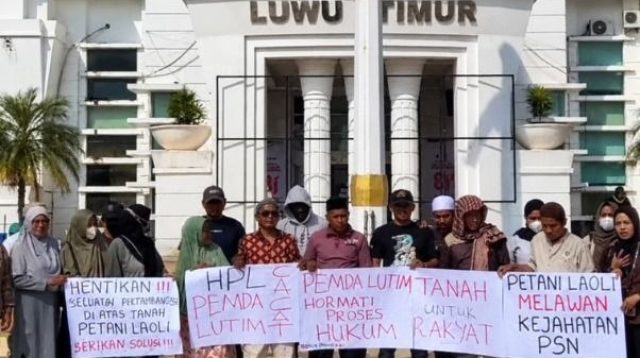 petani-laoli-desakan-bupati-luwu-timur Petani Laoli beraksi di halaman Kantor Bupati Luwu Timur