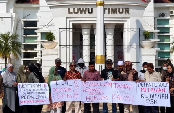 petani-laoli-desakan-bupati-luwu-timur Petani Laoli beraksi di halaman Kantor Bupati Luwu Timur