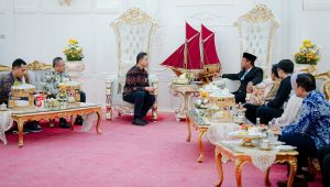 Gubernur Sulsel Andi Sudirman Sulaiman bersama jajaran PLN UID Sulselrabar di Makassar