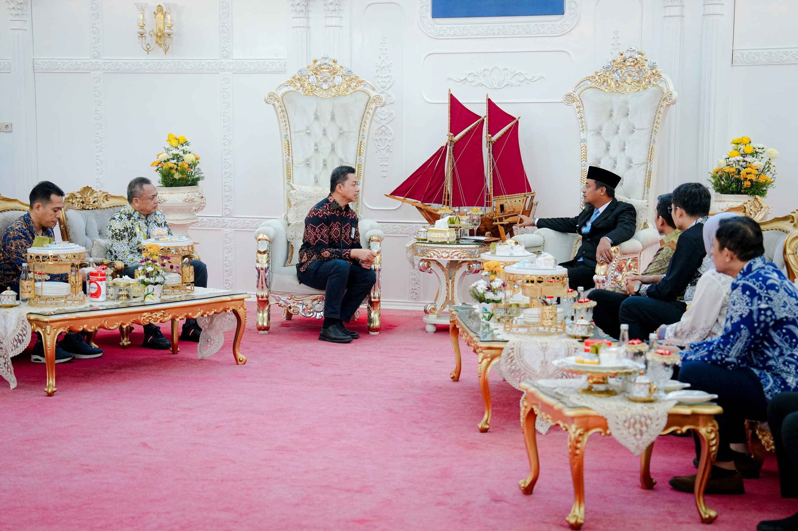 Gubernur Sulsel Andi Sudirman Sulaiman bersama jajaran PLN UID Sulselrabar di Makassar