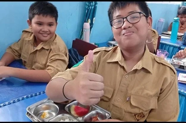 program-makan-bergizi-gratis-di-smpn-2-palu-jangkau-1-215-pe Program Makan Bergizi Gratis di SMPN 2 Palu Jangkau 1.215 Penerima Manfaat