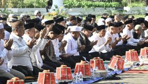 Salat Istisqa di Lapangan Rumah Jabatan Gubernur Sulsel, Makassar