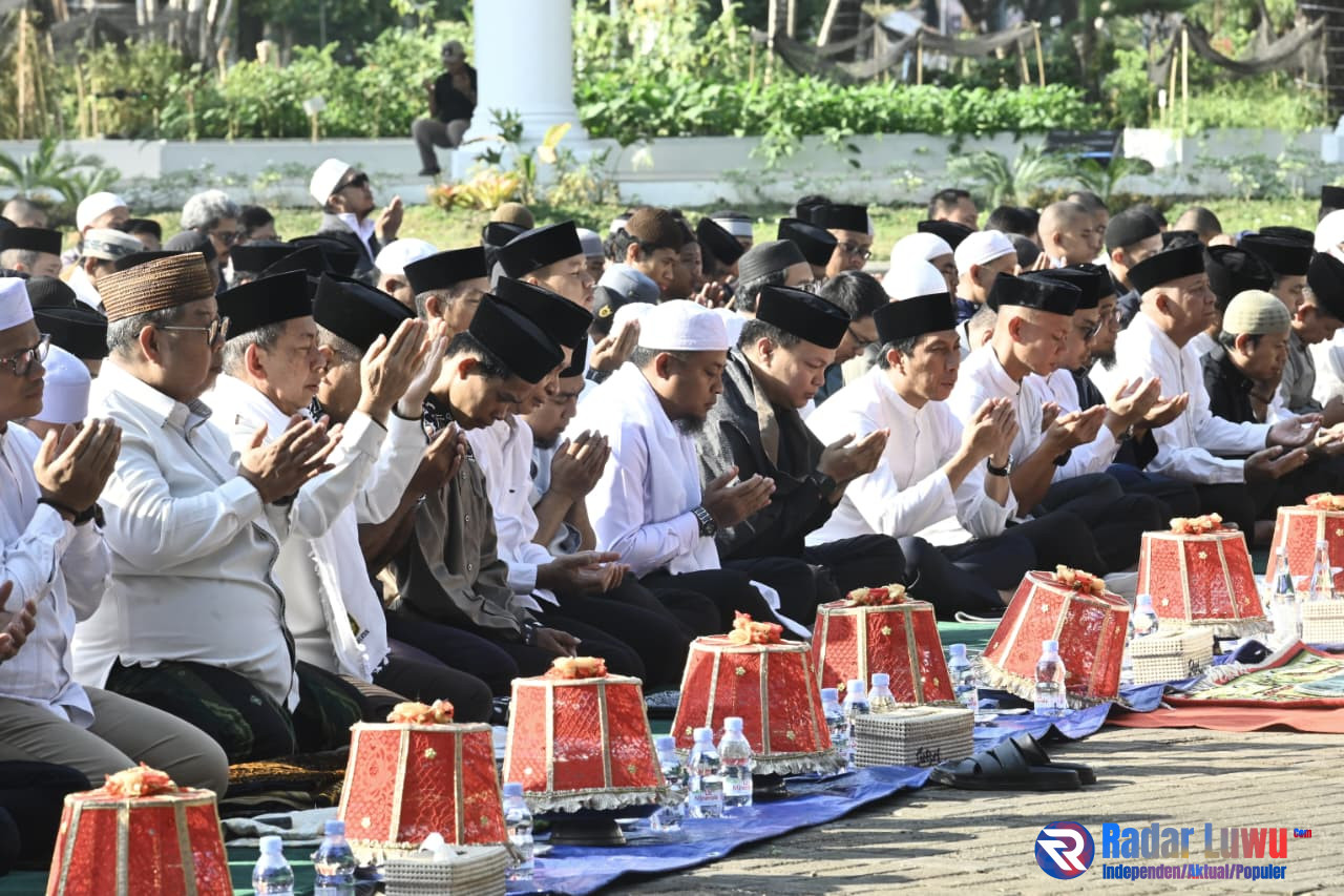 Salat Istisqa di Lapangan Rumah Jabatan Gubernur Sulsel, Makassar