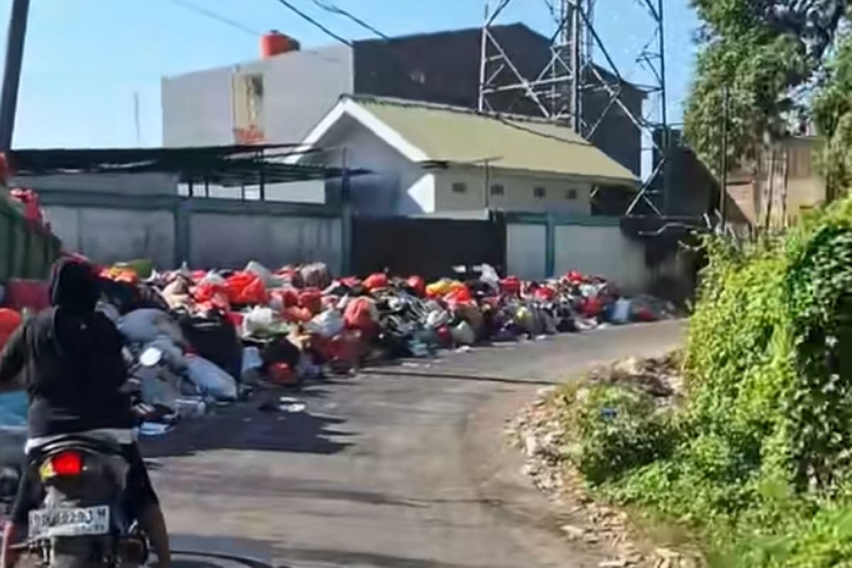 sampah-menggunung-sepekan-di-gowa-27-armada-dlh-berhenti-imb Sampah Menggunung Sepekan di Gowa, 27 Armada DLH Berhenti Imbas BBM dan TPA Ditutup