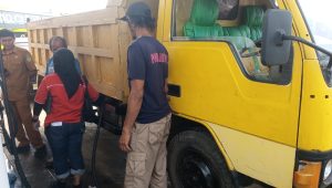 Truk mengisi BBM di SPBU Puncak Indah Malili Luwu Timur