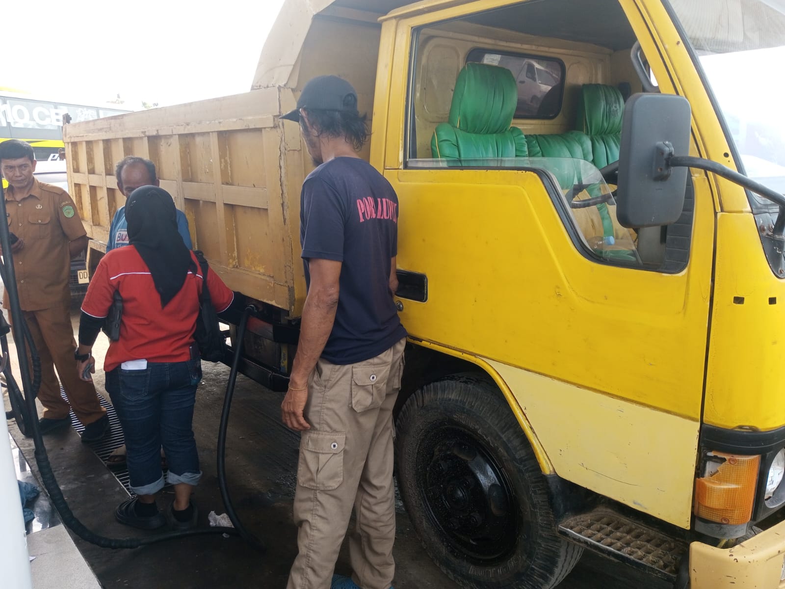 spbu-puncak-indah-ganjil-genap Truk mengisi BBM di SPBU Puncak Indah Malili Luwu Timur