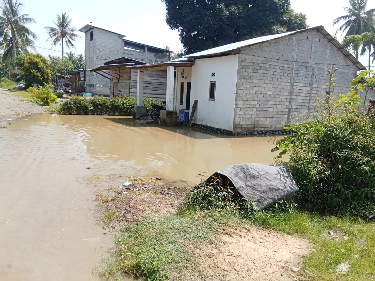 tanggul-jebol-90-rumah-di-tomoli-utara-terendam-jalan-trans Tanggul Jebol, 90 Rumah di Tomoli Utara Terendam, Jalan Trans Sulawesi Lumpuh