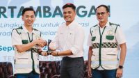Penyerahan plakat Jambore Pertambangan dan FKTT Sulawesi Tengah 2026 di Palu