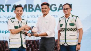 Penyerahan plakat Jambore Pertambangan dan FKTT Sulawesi Tengah 2026 di Palu
