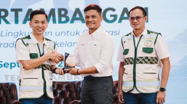 Penyerahan plakat Jambore Pertambangan dan FKTT Sulawesi Tengah 2026 di Palu