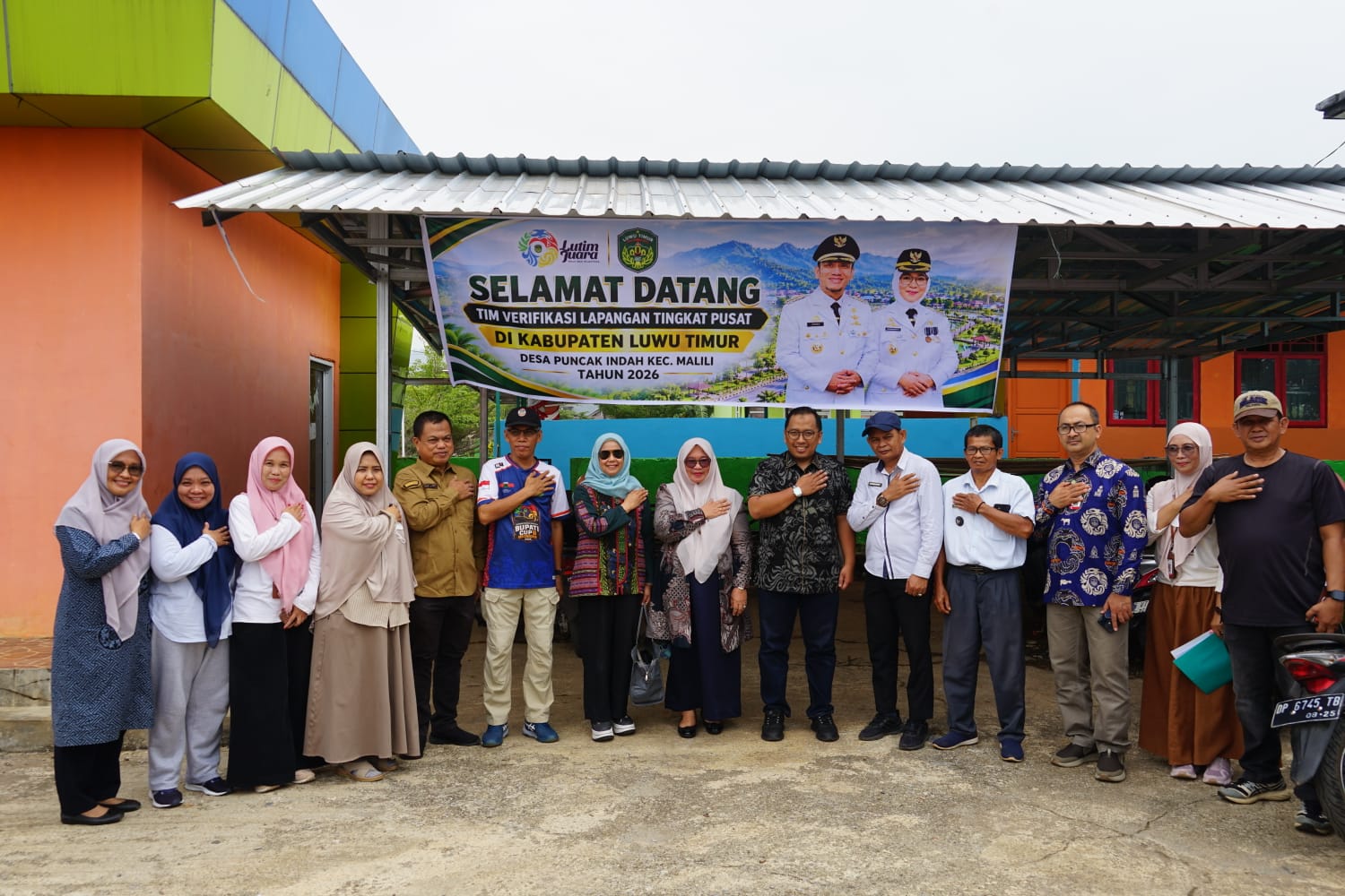 Verifikasi lapangan STBM Award 2026 di Desa Puncak Indah, Malili Tim verifikasi lapangan STBM Award 2026 bersama jajaran Pemkab Luwu Timur di Desa Puncak Indah, Kecamatan Malili