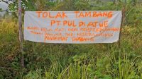 warga-desa-atue-tolak-tambang-pt-pul Spanduk TOLAK TAMBANG PT PUL DI ATUE dipasang warga di tepi lahan berstatus HPL transmigrasi lokal