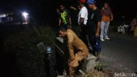 Warga Imbara Palopo membuka sambungan pipa PDAM yang tidak mengalir dua bulan
